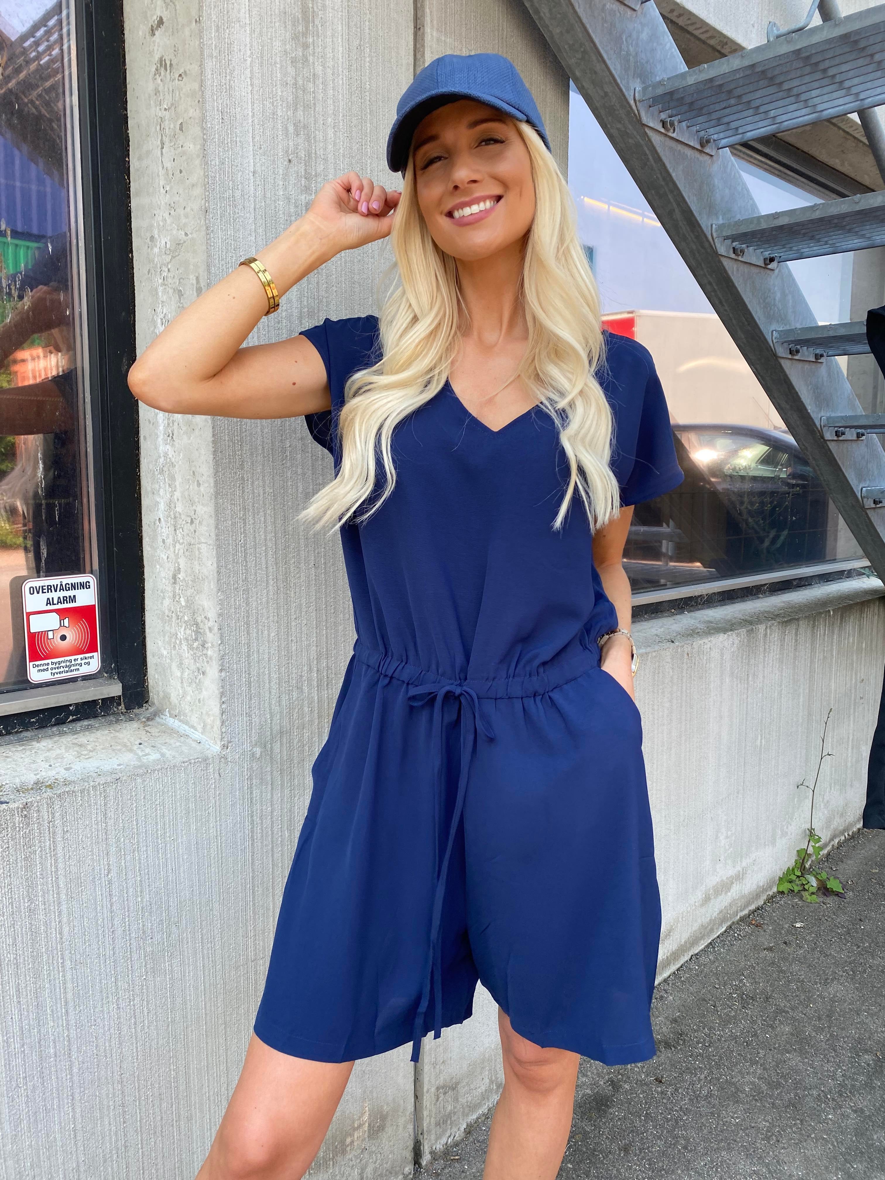 Krystina - Buksedragt med bindebånd i taljen